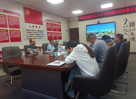 柔性石英砂貼片石發(fā)明人、浙江久石公司董事長(zhǎng)豐新華一行赴沈陽(yáng)工業(yè)大學(xué)開(kāi)展深化校企合作交流
