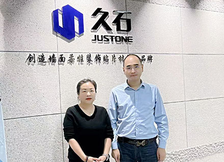 中國建筑裝飾協(xié)會材料應(yīng)用分會秘書長梁宏瑀蒞臨浙江久石佛山辦事處參觀指導(dǎo)